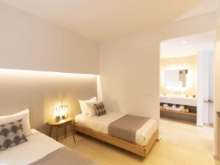 &lt;img src=&quot;superiorquadraplestudio.jpg&quot; alt=&quot;Superior Quadraple Studio-Louis Studios-Santorini&quot;&gt;